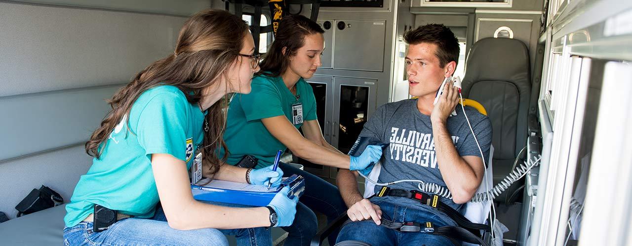 学生协助病人在Cedarville自己的急救单位